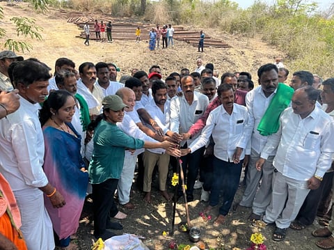 ಎಚ್.ಡಿ.ಕೋಟೆ ತಾಲೂಕಿನ ಬೊಮ್ಮಲಪುರ ಬಸವರಾಜಕಟ್ಟೆ ಹಾಡಿ ಅರಣ್ಯದ ಅಂಚಿನಲ್ಲಿ  ರೈಲ್ವೆ ಬ್ಯಾರಿಕೇಡ್ ಅಳವಡಿಕೆಗೆ ಶಾಸಕ ಅನಿಲ್ ಚಿಕ್ಕಮಾದು ಶನಿವಾರ ಚಾಲನೆ ನೀಡಿ ಅರಣ್ಯವನ್ನು ವೀಕ್ಷಣೆ ಮಾಡಿದರು. ವೀರನಹೊಸಹಳ್ಳಿ ಅರಣ್ಯ ವಲಯದ ಎಸಿಎಫ್ ಲಕ್ಷ್ಮೀಕಾಂತ್,  ಕಾಂಗ್ರೆಸ್ ಮುಖಂಡರಾದ ಸೌಮ್ಯಾ, ಕಾಳೇಗೌಡ, ಸುರೇಶ್, ಚಂದ್ರಶೇಖರ್, ಅಜಾರ್,  ನಾಗರಾಜು, ರವಿಕುಮಾರ್ ಇದ್ದರು.