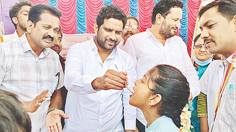 ಮಾದಾಪುರ ಗ್ರಾಮದ ಚಂದ್ರಮೌಳೇಶ್ವರ ಮಲ್ಲಿಕಾರ್ಜುನ ಸ್ವಾಮಿ ಜಾತ್ರಾ ಮಹೋತ್ಸವದಲ್ಲಿ ರಾಷ್ಟ್ರೀಯ ಜಂತುಹುಳು ನಿವಾರಣಾ ದಿನದ ಅಂಗವಾಗಿ ಮಂಗಳವಾರ ಶಾಸಕ ಅನಿಲ್ ಚಿಕ್ಕಮಾದು ಅವರು ಮಕ್ಕಳಿಗೆ ಜಂತುಹುಳು ಮಾತ್ರೆ ನೀಡಿದರು. 
