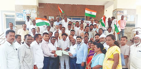 ಎಚ್.ಡಿ.ಕೋಟೆ ಪಟ್ಟಣದ ತಾಲೂಕು ಆಡಳಿತ ಸೌಧದ ಆವರಣದಲ್ಲಿ ಎಸ್‌ಐಆರ್ ಪ್ರಕ್ರಿಯೆ ರದ್ದುಗೊಳಿಸುವಂತೆ ಒತ್ತಾಯಿಸಿ ತಾಲೂಕು ಸಂವಿಧಾನ ಸಂರಕ್ಷಣಾ ಪಡೆ ಮತ್ತು ಎಲ್ಲ ಜನಾಂಗ, ಧರ್ಮದ ಹಾಗೂ ವಿವಿಧ ಪ್ರಗತಿಪರ ಸಂಘಟನೆಗಳ ಮುಖಂಡರು ಪ್ರತಿಭಟನೆ ನಡೆಸಿದರು.