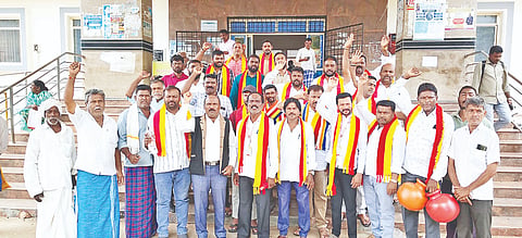 ಎಚ್.ಡಿ.ಕೋಟೆ ಪಟ್ಟಣದ ತಾಲೂಕು ಆಡಳಿತ ಸಹೋದರ ಆವರಣದಲ್ಲಿ ಕರ್ನಾಟಕ ರಕ್ಷಣಾ ವೇದಿಕೆ ಪ್ರವೀಣ್ ಶೆಟ್ಟಿ ಬಣದ ವತಿಯಿಂದ ಕಾವೇರಿ ನೀರು ನಿಯಂತ್ರಣ ಸಮಿತಿ 15 ದಿನಗಳ ಕಾಲ ತಮಿಳುನಾಡಿಗೆ ನೀರು ಹರಿಸಬೇಕು ಆದೇಶವನ್ನು ರದ್ದು ಮಾಡುವಂತೆ ಒತ್ತಾಯಿಸಿ ಪ್ರತಿಭಟನೆ ನಡೆಸಿದರು.
