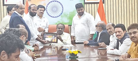ತೊಗರಿ ಪ್ರತಿ ಕ್ವಿಂಟಾಲ್​ಗೆ 11500 ರೂ. ಹೆಚ್ಚಿಸಬೇಕು ಎಂಬುದು ಸೇರಿ ನಾನಾ ಬೇಡಿಕೆ ಈಡೇರಿಕೆಗೆ ಕೃಷಿ ಸಚಿವರ ಮೇಲೆ ಒತ್ತಡ ಹೇರುವಂತೆ ಆಗ್ರಹಿಸಿ ರಾಜ್ಯ ರೈತ ಸಂ ಸೇಡಂ ತಾಲೂಕು ಟಕದ ಪದಾಧಿಕಾರಿಗಳ ನಿಯೋಗ ದೆಹಲಿಗೆ ತೆರಳಿ ಕೇಂದ್ರ ಭಾರಿ ಕೈಗಾರಿಕೆ ಸಚಿವ ಎಚ್​.ಡಿ.ಕುಮಾರಸ್ವಾಮಿಯವರಿಗೆ ಬುಧವಾರ ಮನವಿ ಸಲ್ಲಿಸಿತು. ಅಧ್ಯಕ್ಷ ಶಾಂತಕುಮಾರ ಚನ್ನಕ್ಕಿ, ಬಾಲರಾಜ್​ ಗುತ್ತೇದಾರ್​, ಜಿ.ಕೆ.ಪಾಟೀಲ್​, ಶಶಿಕಾಂತ ಗುತ್ತೇದಾರ್​ ಇತರರಿದ್ದರು.