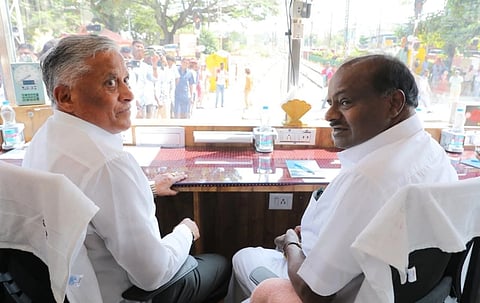 ಬೆಂಗಳೂರು - ಮೈಸೂರು ರೈಲ್ವೆ ಮಾರ್ಗವನ್ನು ಕೇಂದ್ರ ಸಚಿವರಾದ ಎಚ್​.ಡಿ.ಕುಮಾರಸ್ವಾಮಿ ಹಾಗೂ ವಿ.ಸೋಮಣ್ಣ ಜಂಟಿಯಾಗಿ ಪರಿಶೀಲಿಸಿದರು. 