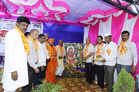 ನರಗುಂದದಲ್ಲಿ ಮಹಾಸಾದ್ವಿ ಶಿವಶರಣೆ ಹೇಮರಡ್ಡಿ ಮಲ್ಲಮ್ಮನವರ ಜಯಂತಿ ಆಚರಿಸಲಾಯಿತು. ಮಾಜಿ ಸಚಿವ ಎಸ್.ಆರ್. ಪಾಟೀಲ, ಬಿ.ಆರ್. ಯಾವಗಲ್, ರಾಜುಗೌಡ ಕೆಂಚನಗೌಡ್ರ, ವಿವೇಕ ಯಾವಗಲ್ ಇತರರಿದ್ದರು.  