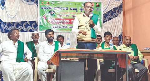 ಬ್ಯಾಕೋಡ ಗ್ರಾಮದಲ್ಲಿ ವೀರಭದ್ರೇಶ್ವರ ದೇವಸ್ಥಾನದ ಆವರಣದಲ್ಲಿ ಹಮ್ಮಿಕೊಂಡಿದ್ದ ಅಖಂಡ ಕರ್ನಾಟಕ ರೈತ ಸಂಘದ ಗ್ರಾಮ ಘಟಕದ ಉದ್ಘಾಟನಾ ಸಮಾರಂಭದಲ್ಲಿ ಪ್ರಧಾನ ಕಾರ್ಯದರ್ಶಿ ಅರವಿಂದ ಕುಲಕರ್ಣಿ ಮಾತನಾಡಿದರು. ರಾಮನಗೌಡ ಹಾದಿಮನಿ, ಸಂಗನಗೌಡ ಕೊಳೂರ, ಗುರಲಿಂಗಪ್ಪ ಪಡಸಲಗಿ, ಶಿವಶರಣ ನಾಗರೆಡ್ಡಿ ಮತ್ತಿತರರಿದ್ದರು.