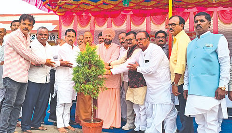 ಹುಣಶ್ಯಾಳ ಪಿಬಿ ಗ್ರಾಮದ ಎಸ್.ಪಿ. ಆಲೂರ ಪ್ರೌಢ ಶಾಲೆಯಲ್ಲಿ ಹಮ್ಮಿಕೊಂಡಿದ್ದ ಅಭಿನಂದನಾ ಸಮಾರಂಭದ ಕಾರ್ಯಕ್ರಮವನ್ನು ಗಣ್ಯರು ಉದ್ಘಾಟಿಸಿದರು. ಪ್ರಕಾಶ ಆಲೂರ, ಶರಣು ಆಲೂರ, ಚಂದ್ರಕಾಂತ ಅಳಗುಂಡಗಿ, ಬಿ. ಎಸ್. ಬಿರಾದಾರ, ಶ್ರೀಶೈಲ ಕೋಳೂರ, ಚಂದ್ರಶೇಖರಗೌಡ ಪಾಟೀಲ, ಚಂದಪ್ಪ ಪಾಟೀಲ ಮತ್ತಿತರರಿದ್ದರು.
