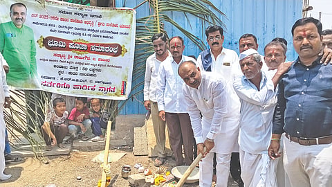ಹೂವಿನಹಿಪ್ಪರಗಿಯ ಕುದರಿ ಸಾಲವಾಡಗಿ ಗ್ರಾಮದ ಪ್ರಗತಿ ಕಾಲನಿಯಲ್ಲಿ ಸಿಸಿ ರಸ್ತೆ ಕಾಮಗಾರಿಗೆ ಶಾಸಕ ರಾಜುಗೌಡ ಪಾಟೀಲ ಭೂಮಿ ಪೂಜೆ ನೆರವೇರಿಸಿದರು. ಸಚಿನಗೌಡ ಪಾಟೀಲ, ಅನೀಲಗೌಡ ಪಾಟೀಲ, ಈರನಗೌಡ ಪಾಟೀಲ ಮತ್ತಿತರರಿದ್ದರು.