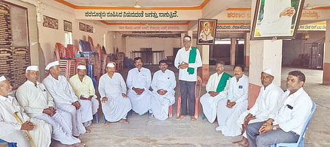  ಹೂವಿನಹಿಪ್ಪರಗಿ ಪಟ್ಟಣದ ಮಲ್ಲಿಕಾರ್ಜುನ ದೇವಸ್ಥಾನದಲ್ಲಿ ಹಮ್ಮಿಕೊಂಡಿದ್ದ ಪ್ರತಿಭಟನೆಯ ಪೂರ್ವಭಾವಿ ಸಭೆಯಲ್ಲಿ ಅರವಿಂದ ಕುಲಕರ್ಣಿ ಮಾತನಾಡಿದರು. ವಿಠ್ಠಲ ಬಿರಾದಾರ, ಗುಣಕಿ, ರಾಮಣ್ಣ ಚೌದ್ರಿ, ಬಸಣ್ಣ ಹಾದಿಮನಿ, ಶ್ರೀಶೈಲ ಚಿಮ್ಮಲಗಿ ಮತ್ತಿತರರಿದ್ದರು.