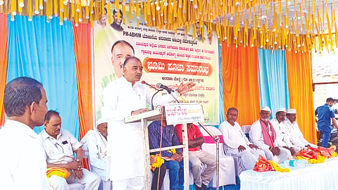 ಹೂವಿನಹಿಪ್ಪರಗಿ ಸಮೀಪದ ಅಗಸಬಾಳ ಗ್ರಾಮದಲ್ಲಿ ಪಿಎಂ-ಎಬಿಎಚ್‌ಐಎಂ ಯೋಜನೆ ಅನುದಾನದಲ್ಲಿ ನಿರ್ಮಾಣವಾಗುತ್ತಿರುವ ಆಯುಷ್ಮಾನ್ ಆರೋಗ್ಯ ಮಂದಿರ ಕಟ್ಟಡ ನಿರ್ಮಾಣ ಕಾಮಗಾರಿಗೆ ಭೂಮಿ ಪೂಜೆ ನೆರವೇರಿಸಿ ಶಾಸಕ ರಾಜುಗೌಡ ಪಾಟೀಲ ಮಾತನಾಡಿದರು. ಡಾ. ಪ್ರಕಾಶ ಗೊಡಗುಂಡಗಿ, ರಾಜಶೇಖರ ಚಿಂಚೋಳಿ, ಮಹೇಶ ಜಾಧವ್, ಹೀನಾಕೌಸರ ಪಟೇಲ ಇತರರಿದ್ದರು.