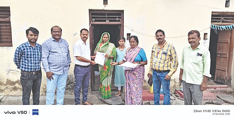 ಹೂವಿನಹಿಪ್ಪರಗಿ ಗ್ರಾಮದ ವಿವಿಧ ವಾರ್ಡ್ಗಳಿಗೆ ಭೇಟಿ ನೀಡಿದ ತಹಸೀಲ್ದಾರ್ ಯಮನಪ್ಪ ಸೋಮನಕಟ್ಟಿ ಎಸ್‌ಐಆರ್ ಪ್ರಕ್ರಿಯೆ ವೀಕ್ಷಿಸಿದರು. ಉಪ ತಹಸೀಲ್ದಾರ್ ಎಸ್.ಎಸ್. ತಾವರಖೇಡ, ಪಿಡಿಒ ಬಿ.ಬಿ. ಕಮತ, ಬಿಎಲ್‌ಒ ಮೇಲ್ವಿಚಾರಕ ಮಲ್ಲಿಕಾರ್ಜುನ ರಾಜನಾಳ, ಬಿಎಲ್‌ಒ ಶಾರದಾ ಮತ್ತಿತರರಿದ್ದರು.