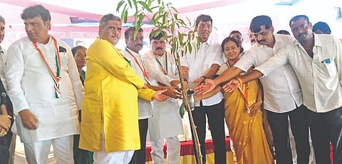 ಹುಣಶ್ಯಾಳ ಪಿಬಿ ಗ್ರಾಮದ ಸದ್ಗುರು ಸಿದ್ಧಾರೂಢ ಸಭಾಭವನದಲ್ಲಿ ಹಮ್ಮಿಕೊಂಡ ಕಾಂಗ್ರೆಸ್ ಪಕ್ಷದಿಂದ ನಡೆದ ಬಿಎಲ್‌ಎ-2 ವಿಶೇಷ ಸಮಗ್ರ ಪರಿಷ್ಕರಣೆಯ ಕಾರ್ಯಗಾರವನ್ನು ಗಣ್ಯರು ಉದ್ಘಾಟಿಸಿದರು. ಮಾಜಿ ಶಾಸಕ ರಾಜು ಆಲಗೂರ, ಕಾಂತ ನಾಯಕ, ಡಾ. ಪ್ರಭುಗೌಡ ಲಿಂಗದಳ್ಳಿ, ಆನಂದ ದೊಡಮನಿ, ಶಿವಾನಂದ ದೇಸಾಯಿ, ಗೌರಮ್ಮ ಮುತ್ತತ್ತಿ ಇತರರಿದ್ದರು.