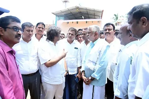 ಮಳೆಯಿಂದ ಹಾನಿಗೀಡಾದ ಗುಡುಮಗಟ್ಟೆಗೆ ಸಚಿವ ಮಧು ಬಂಗಾರಪ್ಪ ಭೇಟಿ ನೀಡಿ ಬೆಳೆಗಾರರೊಂದಿಗೆ ಸಮಾಲೋಚನೆ ನಡೆಸಿದರು. ಸಿಇಒ ಹೆಮಂತ್, ಸಿ.ಹನುಮಂತು, ಶಿವಕುಮಾರ್, ಆರ್.ಉಮೇಶ್ ಇತರರಿದ್ದರು.
