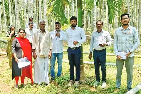 ಹೊಳೆಹೊನ್ನೂರು ಸಮೀಪದ ಗ್ರಾಮಗಳಲ್ಲಿ ಗಾಳಿ ಮಳೆಯಿಂದಾಗಿ ನಷ್ಟ ಆಗಿರುವ ಬಗ್ಗೆ ತಹಸೀಲ್ದಾರ್ ಪರಸಪ್ಪ ಕುರುಬರ್ ಮತ್ತು ಅಧಿಕಾರಿಗಳ ತಂಡ ಸರ್ವೇ ಮಾಡುತ್ತಿರುವುದು. ರಾಜು, ವಿಜಯಕುಮಾರ್, ನಿವೇದಿತಾ ಇತರರಿದ್ದರು.