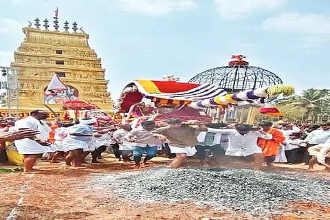 ಸಮೀಪದ ಮಲ್ಲಾಪುರದಲ್ಲಿ ಶ್ರೀ ಗುಡ್ಡದ ಮಲ್ಲೇಶ್ವರ ಜಾತ್ರೋತ್ಸವದಲ್ಲಿ ನೆರವೇರಿದ ಕೆಂಡಾರ್ಚನೆ.