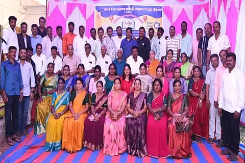 ಆಗರದಹಳ್ಳಿ ಗ್ರಾಮದ ಶ್ರೀ ಮಲ್ಲಿಕಾರ್ಜುನ ಸ್ವಾಮಿ ಪ್ರೌಢಶಾಲೆಯ 2002ನೇ ಸಾಲಿನ ವಿದ್ಯಾರ್ಥಿಗಳು ಹಮ್ಮಿಕೊಂಡಿದ್ದ ಗುರುವಂದನಾ ಕಾರ್ಯಕ್ರಮದಲ್ಲಿ ಚಂದ್ರಶೇಖರ್, ಮಂಜುನಾಥ್, ಪುಷ್ಪಲತಾ, ಸಿದ್ದೇಶ್ವರಪ್ಪ, ಮಲ್ಲೇಶಪ್ಪ ಇತರರಿದ್ದರು.