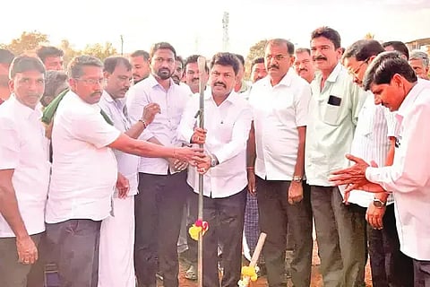 ಶಿವಮೊಗ್ಗ ತಾಲೂಕು ಹೊಳಲೂರಿನಲ್ಲಿ ಹೊಸ ಕ್ರೀಡಾಂಗಣ ನಿರ್ಮಾಣಕ್ಕೆ ಸಂಸದ ಬಿ.ವೈ.ರಾಘವೇಂದ್ರ ಗುದ್ದಲಿ ಪೂಜೆ ನೆರವೇರಿಸಿದರು. ಡಾ. ಧನಂಜಯ ಸರ್ಜಿ, ಜಗದೀಶ್, ಸಂತೋಷ್, ಶ್ರೀನಿವಾಸ್ ಇತರರಿದ್ದರು.