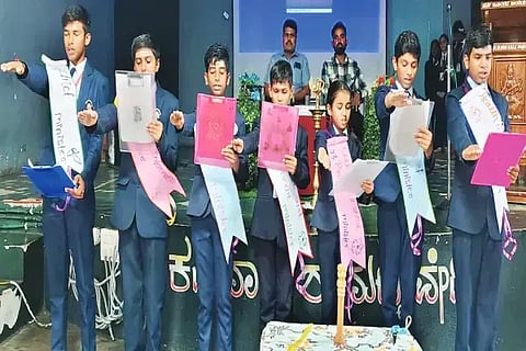 ಹೊಳೆಹೊನ್ನೂರು ಸಮೀಪದ ಡಿ.ಬಿ.ಹಳ್ಳಿ ಪದ್ಮದೀಪ ಪಬ್ಲಿಕ್ ಶಾಲೆಯಲ್ಲಿ ಶಾಲೆ ಸಂಸತ್ ಚುನಾಯಿತ ಪ್ರತಿನಿಧಿಗಳಾದ ಜೆ.ಪಿ.ಯಶಸ್, ಮೊಹಮ್ಮದ್ ಫರಾನ್, ಯುಕ್ತಾ ವಿ. ಸ್ವರ ಮತ್ತಿತರರು ಪ್ರತಿಜ್ಞಾವಿಧಿ ಸ್ವೀಕರಿಸಿದರು.