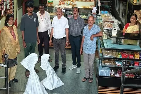 ಹೊಳೆಹೊನ್ನೂರಿನ ಬೇಕರಿಗಳಿಗೆ ಜಿಲ್ಲಾ ಆಹಾರ ಸುರಕ್ಷತಾ ಸಮಿತಿ ಅಧ್ಯಕ್ಷರು ಹಾಗೂ ಉಪ ವಿಭಾಗಾಧಿಕಾರಿ ಸತ್ಯನಾರಾಯಣ ದಿಢೀರ್ ಭೇಟಿ ನೀಡಿ ಪರಿಶೀಲಿಸಿದರು.