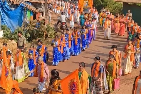 ಸಿದ್ದಾಪುರ ತಾಲೂಕಿನ ಹೇರೂರಿನಲ್ಲಿ ಆಯೋಜಿಸಿದ್ದ ಹಿಂದು ಸಮ್ಮೇಳನದ ಅಂಗವಾಗಿ (RELIGION)ಮೆರವಣಿಗೆ ನಡೆಯಿತು.