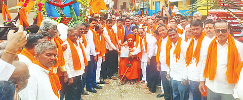 ಮುಂಡರಗಿ ಪಟ್ಟಣದಲ್ಲಿ ಹಿಂದೂ (Hindu) ಸಮ್ಮೇಳನ ಪ್ರಯುಕ್ತ ಶನಿವಾರ ಹಮ್ಮಿಕೊಂಡಿದ್ದ ಭವ್ಯ ಶೋಭಾಯಾತ್ರೆಗೆ ಡಾ.ಅನ್ನದಾನೀಶ್ವರ ಶಿವಯೋಗಿಗಳು ಚಾಲನೆ ನೀಡಿದರು.