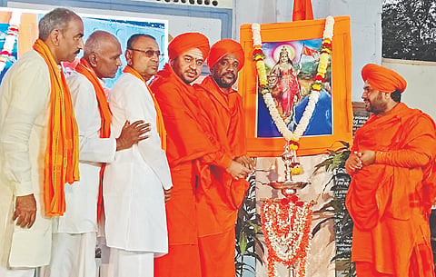 ನರಗುಂದ ಬಾಬಾಸಾಹೇಬರ ಅರಮನೆ ಆವರಣದಲ್ಲಿ ಹಮ್ಮಿಕೊಂಡಿದ್ದ ಹಿಂದೂ (Hindu) ಸಮ್ಮೇಳನವನ್ನು ಮಠಾಧೀಶರು ಪುಷ್ಪಾರ್ಚನೆಗೈದು ಭಾನುವಾರ ಉದ್ಘಾಟಿಸಿದರು.