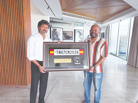 ಸಿಎಂ ವಿಜಯ್ ಗೆ ಗಿಫ್ಟ್ ನೀಡಿದ ವೆಂಕಟ್ ಪ್ರಭು