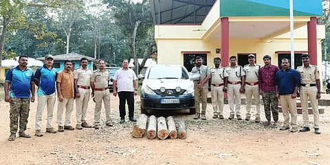 ಹಳಿಯಾಳ ಬಳಿಯ ಸಾಂಬ್ರಾಣಿ ವಲಯದಲ್ಲಿ ದಾಳಿ ನಡೆಸಿ ಕಾರಿನಲ್ಲಿ ಅಕ್ರಮವಾಗಿ ಸಾಗಿಸಲಾಗುತ್ತಿದ್ದ ಸಾಗವಾನಿ ಮರದ ನಾಟಾTeak plantation ಗಳನ್ನು ಮತ್ತು ಕಾರ್ ಅನ್ನು ಅರಣ್ಯಾಧಿಕಾರಿಗಳು ಮತ್ತು ಸಿಬ್ಬಂದಿ ವಶಪಡಿಸಿಕೊಂಡರು.