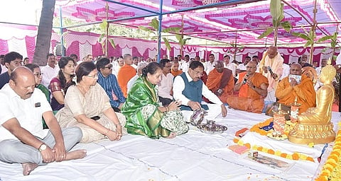 ತುಮಕೂರಿನ ಸಿದ್ಧಾರ್ಥನಗರದಲ್ಲಿ ಶಿಕ್ಷಣ ಭೀಷ್ಮ ಡಾ. ಎಚ್​.ಎಂ. ಗಂಗಾಧರಯ್ಯ, ಧರ್ಮಪತ್ನಿ ಗಂಗಮಾಳಮ್ಮ ಹಾಗೂ  ಡಾ. ಜಿ.  ಶಿವಪ್ರಸಾದ್​ ಅವರ  ಪುಣ್ಯಸಂಸ್ಮರಣೆ ಅಂಗವಾಗಿ ಗೃಹ ಸಚಿವ ಡಾ.ಜಿ.ಪರಮೇಶ್ವರ, ಪತ್ನಿ ಕನ್ನಿಕಾಪರಮೇಶ್ವರಿ ವಿಶೇಷ ಧಾರ್ಮಿಕ ಕೈಂಕರ್ಯಗಳನ್ನು ನೆರವೇರಿಸಿದರು. 