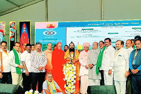 ಹೊನ್ನಾಳಿ ಹಿರೇಕಲ್ಮಠದಲ್ಲಿ ಆಯೋಜಿಸಿದ್ದ ಕೃಷಿ ಮೇಳವನ್ನು ಕಾಶಿ ಪೀಠದ ಜಗದ್ಗುರು ಡಾ. ಮಲ್ಲಿಕಾರ್ಜುನ ವಿಶ್ವಾರಾಧ್ಯ ಶಿವಾಚಾರ್ಯ ಭಗವತ್ಪಾದರು ಹಾಗೂ ಶಾಸಕ ಡಿ.ಜಿ. ಶಾಂತನಗೌಡ ಉದ್ಘಾಟಿಸಿದರು. ಶಿವಕುಮಾರ ಹಾಲಸ್ವಾಮೀಜಿ, ಯು.ಬಿ. ಬಣಕಾರ್, ಎಂ.ಪಿ. ರೇಣುಕಾಚಾರ್ಯ, ಎಚ್.ಬಿ. ಮಂಜಪ್ಪ, ಎಚ್.ಎ. ಉಮಾಪತಿ ಇತರರಿದ್ದರು.Agricultural Fair
