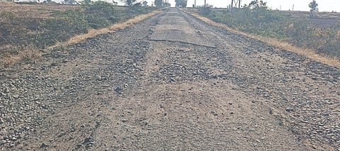  ಹುನಗುಂದ-ಕರಡಿ ರಸ್ತೆಯು ಸಂಪೂರ್ಣ ಹಾಳಾಗಿರುವುದು. 