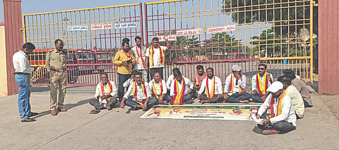 ಹುನಗುಂದ ಬಸ್ ನಿಲ್ದಾಣ ಎದುರು ವಿವಿಧ ಬೇಡಿಕೆ ಈಡೇರಿಸುವಂತೆ ಆಗ್ರಹಿಸಿ ಕರವೇ ಕಾರ್ಯಕರ್ತರು, ಮುಖಂಡರು ಪ್ರತಿಭಟನೆ ನಡೆಸಿದರು. ಕರವೇ ತಾಲೂಕು ಘಟಕದ ಅಧ್ಯಕ್ಷ ರೋಹಿತ ಬಾರಕೇರ, ಪ್ರಧಾನ ಕಾರ್ಯದರ್ಶಿ ಜಹೀರ ಸಂಗಮಕರ, ಉಪಾಧ್ಯಕ್ಷ ಹುಸೇನ ಸಂದಿಮನಿ ಇತರರಿದ್ದರು.
