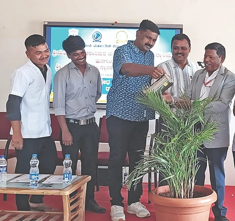   ಹುನಗುಂದ ನಗರದ ಗೌರಮ್ಮ ಚಿರಂತಿಮಠ  ನಸಿರ್ಂಗ್ ಕಾಲೇಜನಲ್ಲಿ ಹಮ್ಮಿಕೊಂಡಿಸದ್ದ ವಿಶ್ವ ತಂಬಾಕು ನಿಷೇಧ ದಿನಾಚರಣೆ ಕಾರ್ಯಕ್ರಮವನ್ನು ಕ್ರೀಡಾ ನಿರ್ದೇಶಕ ಎಸ್ ಬಿ ಚಳಗೇರಿ ಉದ್ಘಾಟಿಸಿದರು. ಎಸ್.ಆರ್.ಗೊಲಗೊಂಡ, ಸಂಗಮೇಶ ಪಟ್ಟಣಶೆಟ್ಟಿ ಇದ್ದರು. 
