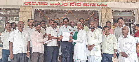  ಹುನಗುಂದ ತಹಸೀಲ್ದಾರ ಕಚೇರಿಯಲ್ಲಿ ನವ ಕರ್ನಾಟಕ ರಾಜ್ಯ ರೈತ ಸಂಘದಿಂದ ತಹಸೀಲ್ದಾರ ಡಾ. ಪ್ರದೀಪಕುಮಾರ ಹಿರೇಮಠ ಅವರಿಗೆ ಮನವಿ ಸಲ್ಲಿಸಲಾಯಿತು. ಬಾಲನಗೌಡ ಬಾಲರಡ್ಡಿ, ಮಲ್ಲನಗೌಡ ಪಾಟೀಲ, ಸೋಮಶೇಖರ ಪೈಲ, ಮಹಾಂತೇಶ ಪರೂತಿ, ಸಂಗಯ್ಯ ಹಿರೇಮಠ, ಬಿ.ವಿ. ನವಛದ್ರ ಇದ್ದರು.