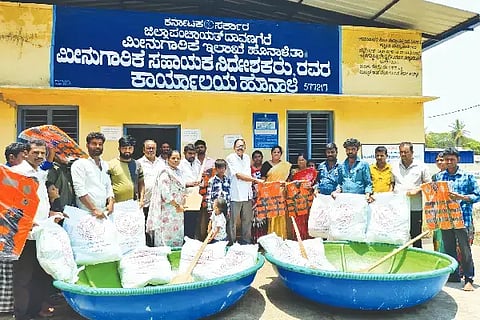 ಹೊನ್ನಾಳಿ ಪಟ್ಟಣದಲ್ಲಿ ಶುಕ್ರವಾರ ಫಲಾನುಭವಿಗಳಿಗೆ ಮೀನುಗಾರಿಕೆ ಸಲಕರಣೆ ಕಿಟ್‌ಅನ್ನು ಶಾಸಕ ಡಿ.ಜಿ. ಶಾಂತನಗೌಡ ವಿತರಿಸಿದರು. ಸುಮಾ, ಬಸವರಾಜ್, ಕೌಶಿಕ್, ಗಿರೀಶ್ ಇತರರು ಇದ್ದರು. fishermen