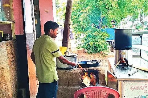 ಹೊನ್ನಾಳಿ ಪಟ್ಟಣದ ಹೋಟೆಲ್‌ನಲ್ಲಿ ವ್ಯಾಪಾರಿ ಒಲೆಯಲ್ಲಿ ಆಹಾರ ತಯಾರಿಸುತ್ತಿರುವುದು.Gas