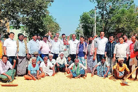 ಹೊನ್ನಾಳಿ  ಎಪಿಎಂಸಿ ಆವರಣದಲ್ಲಿ ಸೋಮವಾರ ಮೆಕ್ಕೆಜೋಳದ ಸ್ಥಿರ ಬೆಲೆಗೆ ಆಗ್ರಹಿಸಿ ಹೊನ್ನಾಳಿಯಲ್ಲಿ ಪ್ರತಿಭಟಿಸುತ್ತಿರುವ ರೈತರ ಸಂಕಷ್ಟವನ್ನು ಆಲಿಸಿ ಮಾಜಿ ಸಚಿವ ಎಂ.ಪಿ. ರೇಣುಕಾಚಾರ್ಯರು ಮಾತನಾಡಿದರು. ಅರಕೆರೆ ನಾಗರಾಜ್, ರಂಗನಾಥ್, ಬಾಬು ಹೋಬಳದಾರ್, ನವೀನ್ ಇಂಚರಾ, ಮಹೇಶ್ ಹುಡೇದ್, ಪೇಟೆ ಪ್ರಶಾಂತ್, ಸುರೇಶ್, ಶ್ರೀನಿವಾಸ್ ಇದ್ದರು.
