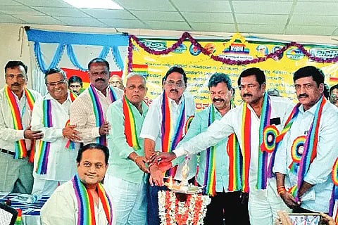 ಹೊನ್ನಾಳಿ ತಾಲೂಕಿನ ಗೊಲ್ಲರಹಳ್ಳಿಯಲ್ಲಿರುವ ಹಾಲು ಶಿತಲೀಕರಣ ಕೇಂದ್ರದಲ್ಲಿ ಶನಿವಾರ ಹಮ್ಮಿಕೊಂಡಿದ್ದ 72ನೇ ಅಖಿಲ ಭಾರತ ಸಹಕಾರ ಸಪ್ತಾಹವನ್ನು ಶಾಸಕ ಡಿ.ಜಿ. ಶಾಂತನಗೌಡ ಉದ್ಘಾಟಿಸಿದರು. ಎಂ.ಪಿ. ರೇಣುಕಾಚಾರ್ಯ, ಬಿ.ಜಿ. ಬಸವರಾಜಪ್ಪ, ಬಸಪ್ಪ, ಡಿ.ಜಿ. ವಿಶ್ವನಾಥ್, ಜಗದೀಶಪ್ಪ ಬಣಕಾರ್, ಡಿ.ಜಿ. ಸುರೇಂದ್ರ ಇದ್ದರು. 