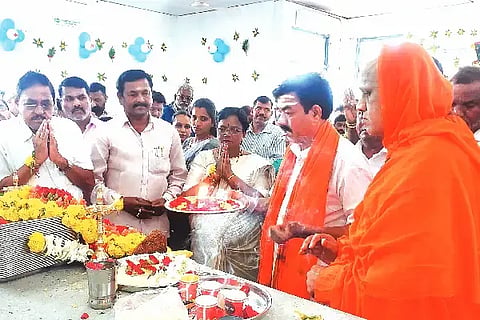 ಹೊನ್ನಾಳಿಯ ಎಸ್‌ಎಂಎಸ್‌ಎಫ್‌ಸಿ ಕಾಲೇಜು ಆವರಣದಲ್ಲಿ ನಿರ್ಮಿಸಿದ ಇಂದಿರಾ ಕ್ಯಾಂಟಿನ್‌ನ್ನು  ಶಾಸಕ ಡಿ.ಜಿ. ಶಾಂತನಗೌಡ ಲ್ಲಿ  ಬುಧವಾರ ಉದ್ಘಾಟಿಸಿದರು. ಡಾ. ಒಡೆಯರ್ ಚನ್ನಮಲ್ಲಿಕಾರ್ಜುನ ಶಿವಾಚಾರ್ಯ ಸ್ವಾಮೀಜಿ, ಎಚ್.ಬಿ. ಮಂಜಪ್ಪ, ಎ.ಕೆ. ಮೈಲಪ್ಪ, ಸಾವಿತ್ರಮ್ಮ ವಿಜಯೇಂದ್ರಪ್ಪ ಮತ್ತಿತರರಿದ್ದರು.  