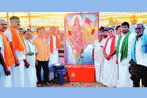 ಹೊನ್ನಾಳಿ ಬೆನಕನಹಳ್ಳಿ ಗ್ರಾಮದಲ್ಲಿ ಶುಕ್ರವಾರ ಹಮ್ಮಿಕೊಂಡಿದ್ದ ಹಿಂದೂ ಸಂಗಮ ಕಾರ್ಯಕ್ರಮದಲ್ಲಿ ಮನೋಹರ್ ಮಠದ್, ಎಚ್.ಎಂ. ಅರುಣ್ ಕುಮಾರ್, ಪ್ರವಿಣ್, ಬಸವನಗೌಡ, ಮಹೇಂದ್ರಗೌಡ, ಸಿದ್ದೇಶ್, ಮಲ್ಲೇಶ್, ಲಿಂಗರಾಜು ಇತರರಿದ್ದರು.Hindu Sangam