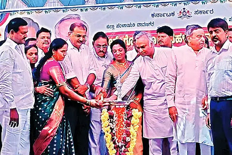 ಹೊನ್ನಾಳಿ ತಾಲೂಕಿನ ಎಚ್. ಗೋಪಗೊಂಡನಹಳ್ಳಿ ಗ್ರಾಮದಲ್ಲಿ ಶನಿವಾರ ಹಮ್ಮಿಕೊಂಡಿದ್ದ ನೂತನ ಗ್ರಾಮ ಸೌಧ ಹಾಗೂ ಅಂಗನವಾಡಿ ಕೇಂದ್ರ ಕಟ್ಟಡದ  ಉದ್ಘಾಟನಾ ಸಮಾರಂಭವನ್ನು ಗ್ರಾಮೀಣಾಭಿವೃದ್ಧಿ ಮತ್ತು ಪಂಚಾಯತ್ ರಾಜ್ ಸಚಿವ ಪ್ರಿಯಾಂಕ ಖರ್ಗೆ ಉದ್ಘಾಟಿಸಿದರು. ಡಿ.ಜಿ. ಶಾಂತನಗೌಡ, ಡಿ.ಎಸ್. ಅರುಣ್,  ಡಾ. ಧನಂಜಯ ಸರ್ಜಿ, ಅಬ್ದುಲ್ ಜಬ್ಬಾರ್ ಇತರರಿದ್ದರು.Priyanka Kharge