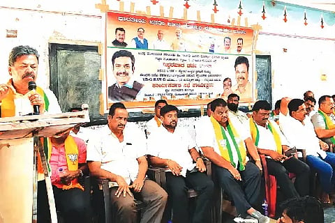 ಹೊನ್ನಾಳಿ ಪಟ್ಟಣದ ಗುರುಭವನದಲ್ಲಿ ಸೋಮವಾರ ಬಿಜೆಪಿ ಘಟಕದಿಂದ ಹಮ್ಮಿಕೊಂಡಿದ್ದ ಕಾರ್ಯಕರ್ತರ ಸಭೆ ಕಾರ್ಯಕ್ರಮದಲ್ಲಿ  ಮಾಜಿ ಸಚಿವ ಎಂ.ಪಿ. ರೇಣುಕಾಚಾರ್ಯ ಮಾತನಾಡಿದರು. ಸುರೇಂದ್ರನಾಯ್ಕ, ಕುಬೇಂದ್ರಪ್ಪ, ಮಂಜುನಾಥ ನೆಲಹೊನ್ನೆ, ಅರಕೆರೆ ನಾಗರಾಜ್ ಇತರರಿದ್ದರು.Meeting