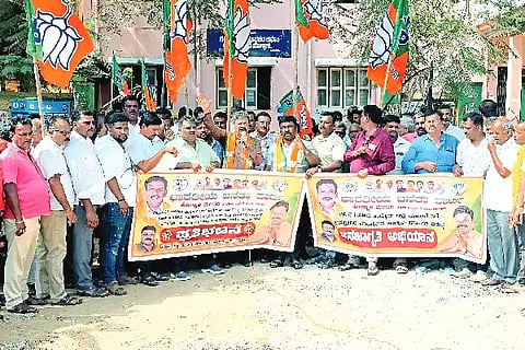ಹೊನ್ನಾಳಿ ಪಟ್ಟಣದ ಕ್ರಾಂತಿವೀರ ಸಂಗೊಳ್ಳಿ ರಾಯಣ್ಣ ವೃತ್ತದಲ್ಲಿ ಬುಧವಾರ ರಾಜ್ಯ ಸರ್ಕಾರದ ವಿರುದ್ಧ ಹಮ್ಮಿಕೊಂಡಿದ್ದ ಪ್ರತಿಭಟನೆಯಲ್ಲಿ ಮಾಜಿ ಸಚಿವ ಎಂ.ಪಿ. ರೇಣುಕಾಚಾರ್ಯ ಮಾತನಾಡಿದರು. ಅರಕೆರೆ ನಾಗರಾಜ್, ಜೆ.ಕೆ. ಸುರೇಶ್, ಕೆ.ಪಿ. ಕುಬೇಂದ್ರಪ್ಪ, ನೆಲಹೊನ್ನೆ ಮಂಜುನಾಥ್, ಮಾರುತಿನಾಯ್ಕ, ಸುರೇಂದ್ರನಾಯ್ಕ ಇತರರಿದ್ದರು.Protest