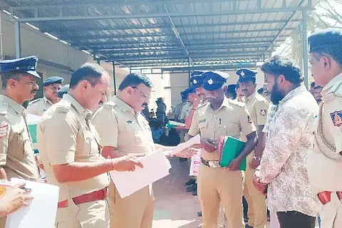 ಹೊನ್ನಾಳಿ ಪೊಲೀಸ್ ಠಾಣೆ ಆವರಣದಲ್ಲಿ ಹಮ್ಮಿಕೊಂಡಿದ್ದ ಹಳೆಯ ಆರೋಪಿಗಳ ಪರೇಡ್‌ನಲ್ಲಿ ಚನ್ನಗಿರಿ ಡಿವೈಎಸ್ಪಿ ರುದ್ರೇಶ್ ಉಜ್ಜಿನಕೊಪ್ಪ ಅವರು ಆರೋಪಿಗಳಿಗೆ ಎಚ್ಚರಿಕೆ ನೀಡಿದರು. ಸುನಿಲ್‌ಕುಮಾರ್, ರವಿಕುಮಾರ್, ನಿರ್ಮಲಾ, ಕುಮಾರ್, ಹೊಳೆಬಸಪ್ಪ ಹೋಳಿ ಇತರರಿದ್ದರು.Parade