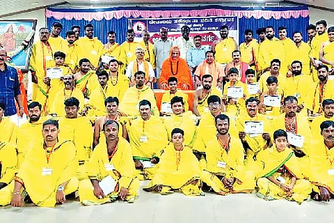 ಅರ್ಚಕರ ಶಿಬಿರದಲ್ಲಿ ಭಾಗವಹಿಸಿದವರಿಗೆ ಪ್ರಮಾಣಪತ್ರ ವಿತರಿಸಿರುವುದು.Priests' camp