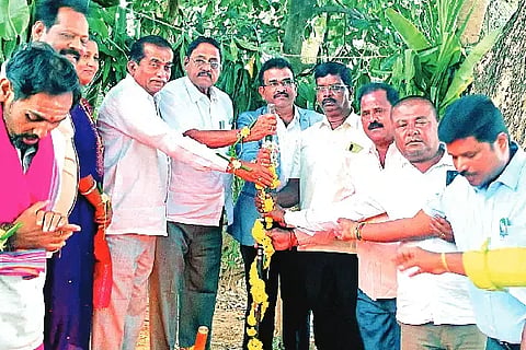 ಹೊನ್ನಾಳಿ ಪಟ್ಟಣದ ಬಾಲರಾಜ್ ಘಾಟ್‌ನಲ್ಲಿ ತಡೆಗೋಡೆ ನಿರ್ಮಾಣಕ್ಕೆ ಶಾಸಕ ಡಿ.ಜಿ. ಶಾಂತನಗೌಡ ಗುದ್ದಲಿಪೂಜೆ ನೆರವೇರಿಸಿದರು. ಎಚ್.ಬಿ. ಚನ್ನಪ್ಪ, ರಾಜೇಶ್‌ಕುಮಾರ್, ಮೈಲಪ್ಪ, ಎಂ. ಸುರೇಶ್, ಬಾಬು ಹೋಬಳದಾರ್, ಧರ್ಮಪ್ಪ, ರಾಜೇಂದ್ರ, ಲೀಲಾವತಿ ಇತರರಿದ್ದರು.