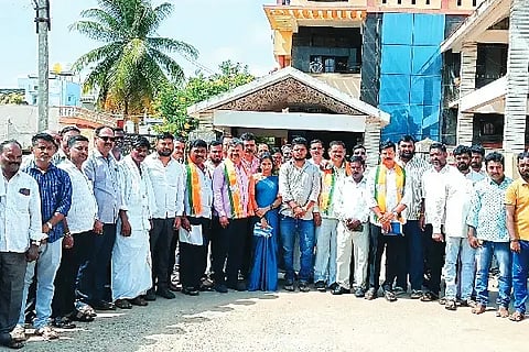 ಹೊನ್ನಾಳಿಯಲ್ಲಿ ಸೋಮವಾರ ಬಿಜೆಪಿಯ ವಿವಿಧ ಮೋರ್ಚಾಗಳ ನೂತನ ಅಧ್ಯಕ್ಷರು ಹಾಗೂ ಪದಾಧಿಕಾರಿಗಳ ಹೆಸರನ್ನು ಮಾಜಿ ಸಚಿವ ಎಂ.ಪಿ.ರೇಣುಕಾಚಾರ್ಯ ಹಾಗೂ ತಾಲೂಕು ಬಿಜೆಪಿ ಅಧ್ಯಕ್ಷ ಅರಕೆರೆ ನಾಗರಾಜ್ ಘೋಷಿಸಿದರು. ಮಾರುತಿನಾಯ್ಕ, ರಮೇಶ್‌ನಾಯ್ಕ, ರಂಗನಾಥ್ ಇತರರಿದ್ದರು. congress government