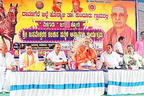 ಕುಂದೂರು ಗ್ರಾಮದಲ್ಲಿ ಸೋಮವಾರ ಬಸವೇಶ್ವರ ಕಂಚಿನ ಪುತ್ಥಳಿ ಅನಾವರಣ ಕಾರ್ಯಕ್ರಮದಲ್ಲಿ ಸಾಣೇಹಳ್ಳಿಯ ಡಾ. ಪಂಡಿತಾರಾಧ್ಯ ಶಿವಾಚಾರ್ಯ ಸ್ವಾಮೀಜಿ ಆಶೀರ್ವಚನ ನೀಡಿದರು. ಶಾಸಕರಾದ ಡಿ.ಜಿ. ಶಾಂತನಗೌಡ, ಸಮರ್ಥ ಶಾಮನೂರು, ಮಾಜಿ ಸಚಿವ ಎಂ.ಪಿ. ರೇಣುಕಾಚಾರ್ಯ, ಸ್ವಾಭಿಮಾನಿ ಬಳಗದ ಜಿ.ಬಿ. ವಿನಯಕುಮಾರ್ ಇತರರಿದ್ದರು.Principle