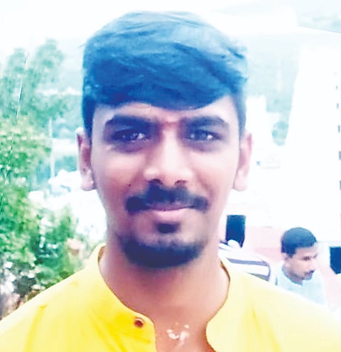 ಹೊಳೆನರಸೀಪುರ: ಪಟ್ಟಣದ ಒಂದನೇ ವಾರ್ಡ್ ವ್ಯಾಪ್ತಿಯ ಸೂರನಹಳ್ಳಿ ಬಡಾವಣೆಯಲ್ಲಿ ಸೋಮವಾರ ತಡರಾತ್ರಿ ಸಂಭವಿಸಿದ ಅಪಘಾತದಲ್ಲಿ ಒಬ್ಬ ಸ್ಥಳದಲ್ಲಿಯೇ ಮೃತಪಟ್ಟಿದ್ದು, ಮತ್ತೊಬ್ಬ ಗಂಭೀರವಾಗಿ ಗಾಯಗೊಂಡಿದ್ದಾನೆ. ಮತ್ತಿಬ್ಬರಿಗೆ ಸಣ್ಣ ಪ್ರಮಾಣದ ಗಾಯಗಳಾಗಿವೆ.