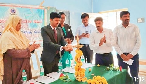 ಹೊಳೆನರಸೀಪುರ ಪಟ್ಟಣದ ಬಾಲಕಿಯರ ಸರ್ಕಾರಿ ಪದವಿ ಪೂರ್ವ ಕಾಲೇಜು ಪ್ರೌಢಶಾಲೆ ವಿಭಾಗದಲ್ಲಿ ಹಮ್ಮಿಕೊಂಡಿದ್ದ ಮಾನವ ಕಳ್ಳಸಾಗಣೆ ಮತ್ತು ಬಾಲ್ಯವಿವಾಹ ಕುರಿತ ಜಾಗೃತಿ ಕಾರ್ಯಕ್ರಮವನ್ನು ನ್ಯಾಯಾಧೀಶ ಯೋಗೇಂದ್ರ ಶೆಟ್ಟಿ ಉದ್ಘಾಟಿಸಿದರು. ಸುರೇಶ್, ಪಾಲಾಕ್ಷ, ಶಿವಕುಮಾರ್ ಇತರರು ಇದ್ದರು.