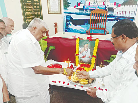 ಹೊಳೆನರಸೀಪುರ ಪಟ್ಟಣದಲ್ಲಿ ತಾಲೂಕು ಆಢಳಿತ ಆಚರಿಸಿದ್ದ ವಿಶ್ವಗುರು ಬಸವೇಶ್ವರರ ಜಯಂತಿ ಆಚರಣಾ ಕಾರ್ಯಕ್ರಮದಲ್ಲಿ ಶಾಸಕ ಎಚ್.ಡಿ.ರೇವಣ್ಣ ಉದ್ಘಾಟಿಸಿದರು. ವೈ.ಎಂ.ರೇಣುಕುಮಾರ್, ಶಿವಶಂಕರ್, ಎಚ್.ಎಸ್.ಪುಟ್ಟಸ್ವಾಮಪ್ಪ ಇದ್ದರು.