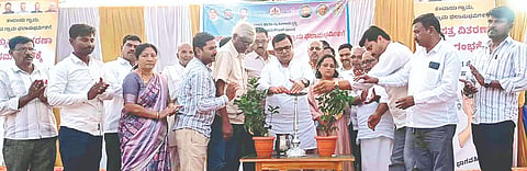 ಹಾನಗಲ್ಲ ತಾಲೂಕಿನ ಮಾಸನಕಟ್ಟಿ ಗ್ರಾಮದಲ್ಲಿ ಕಂದಾಯ ಗ್ರಾಮ, ಉಪ ಗ್ರಾಮಗಳ ಲಾನುಭವಿ ಕುಟುಂಬಗಳ ಮನೆ homes ಹಕ್ಕುಪತ್ರ ವಿತರಣಾ ಕಾರ್ಯಕ್ರಮವನ್ನು ಶಾಸಕ ಶ್ರೀನಿವಾಸ ಮಾನೆ ಉದ್ಘಾಟಿಸಿದರು.  